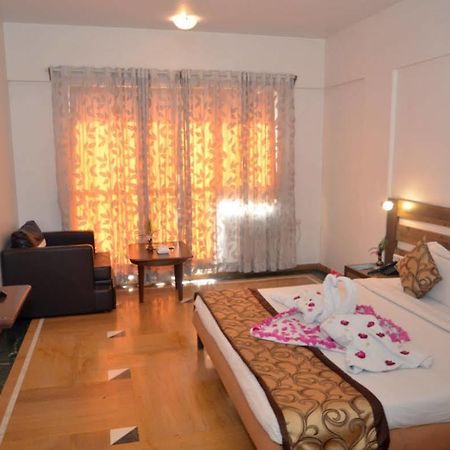 Sapphire Hotel Lonavala Kültér fotó