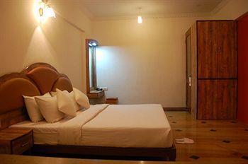Sapphire Hotel Lonavala Kültér fotó