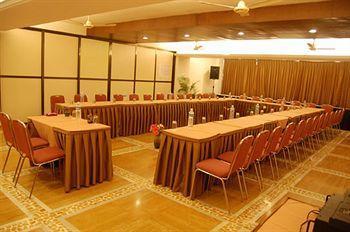 Sapphire Hotel Lonavala Kültér fotó