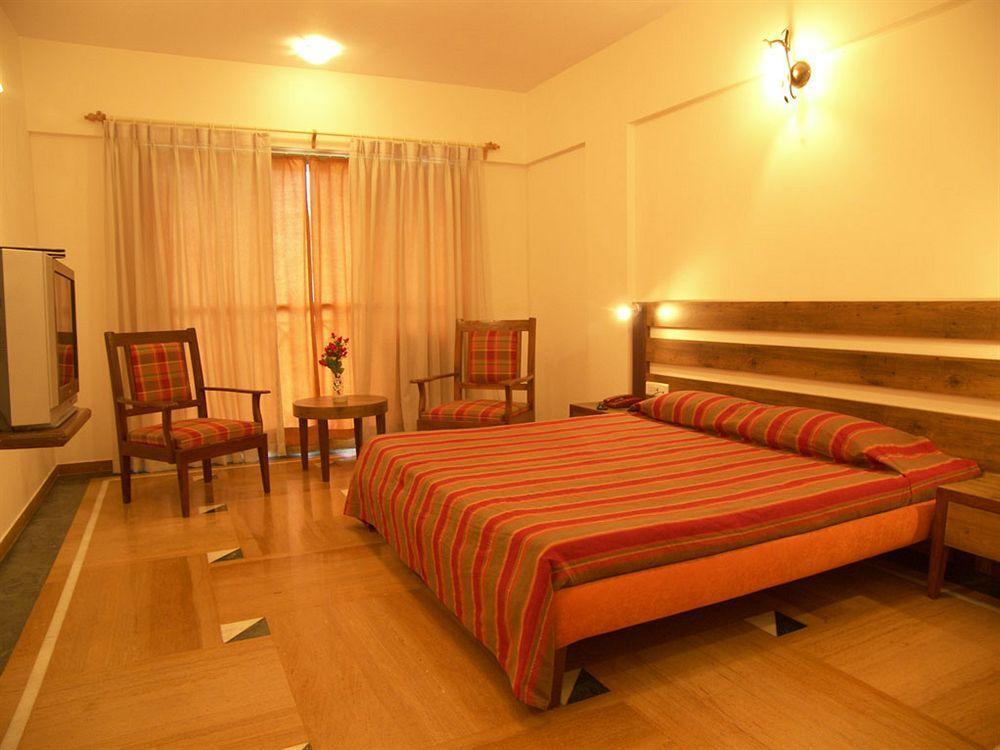 Sapphire Hotel Lonavala Kültér fotó
