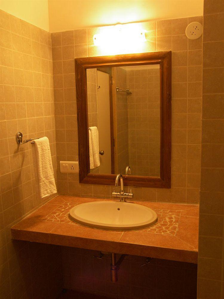 Sapphire Hotel Lonavala Kültér fotó