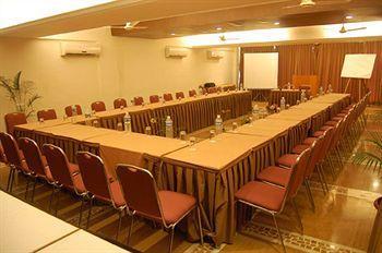 Sapphire Hotel Lonavala Kültér fotó