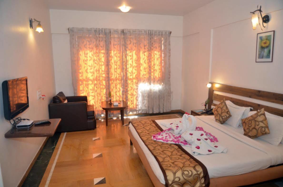 Sapphire Hotel Lonavala Kültér fotó
