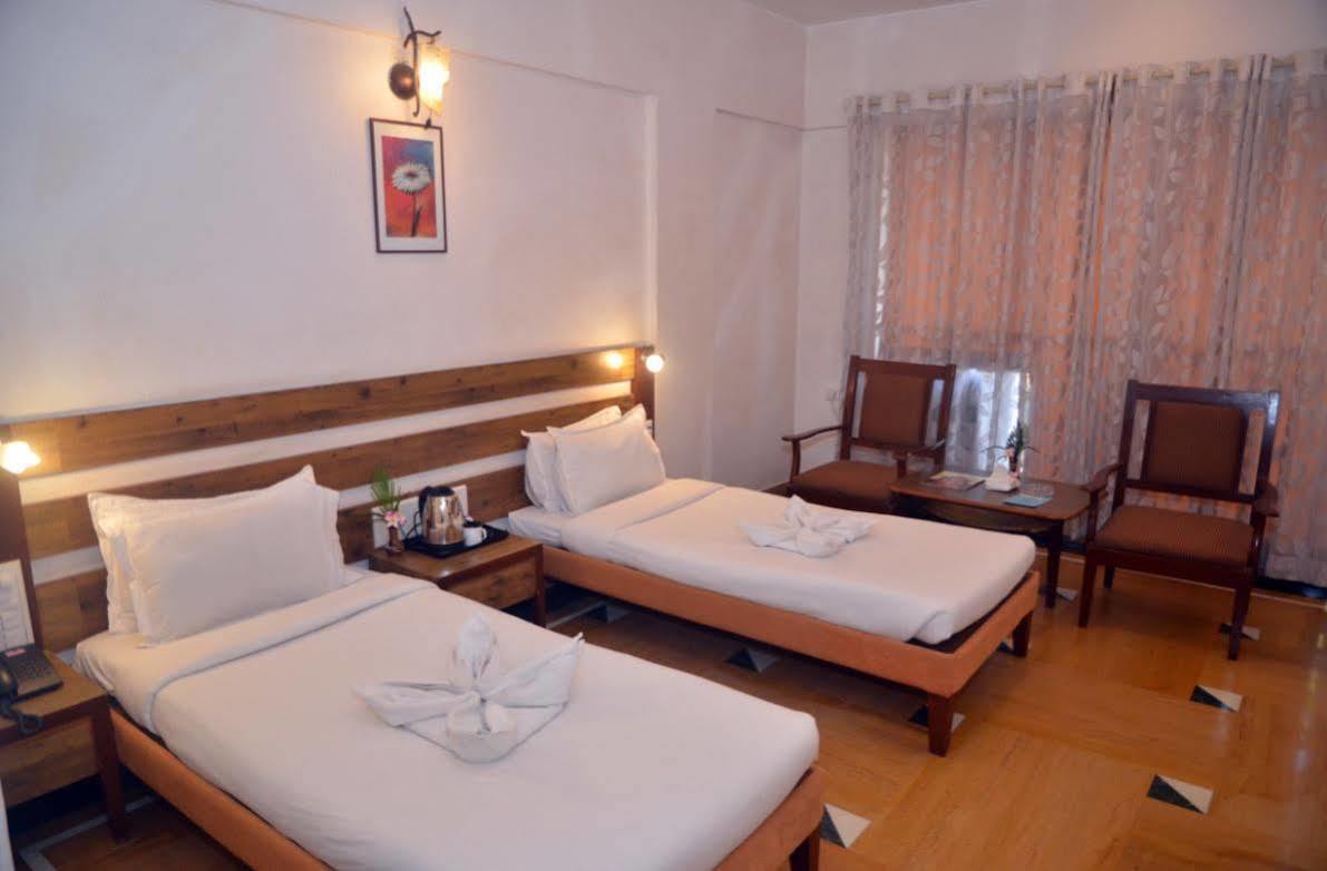 Sapphire Hotel Lonavala Kültér fotó